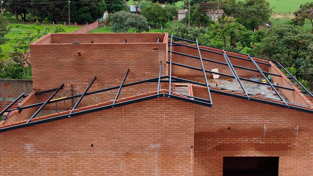 Já pensou em construir sua casa com estruturas metálicas? 